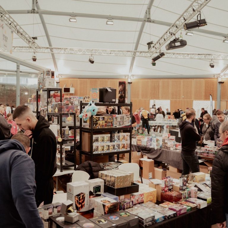 Ambiance du Manga Card Event avec des visiteurs explorant les stands